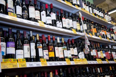 Çelyabinsk bölgesi, Rusya Federasyonu - Ocak 2019: Pyaterochka hipermarket alkollü içeceklerin bir vitrin.