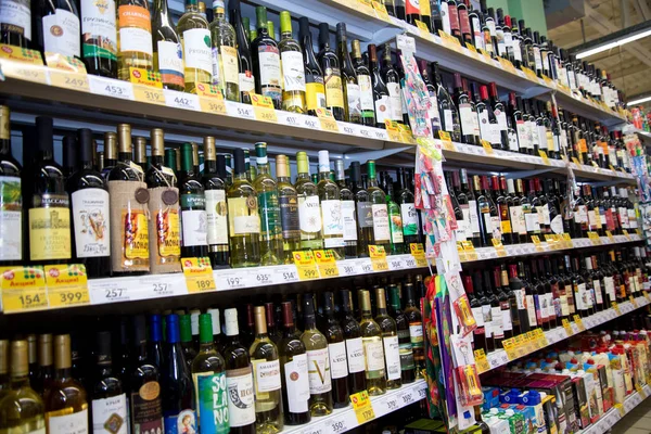 Regio Tsjeljabinsk - januari 2019: Een showcase van alcoholhoudende dranken op de Pyaterochka hypermarkt. — Stockfoto