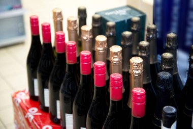 Şarap şişeleri satırlarının. Depodaki şarap şişeleri