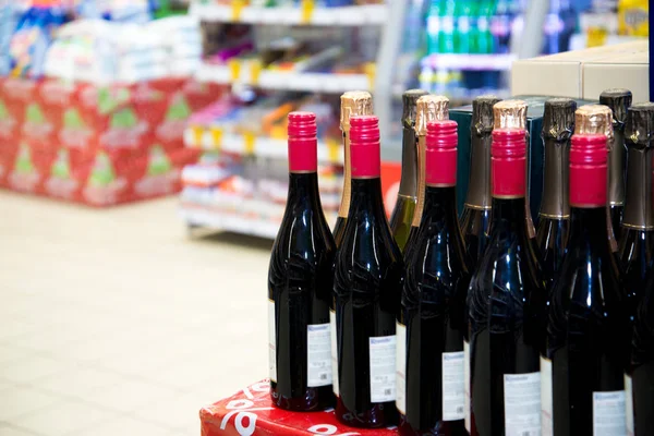Filas de botellas de vino. Botellas de vino en la tienda. Copiar espacio . — Foto de Stock