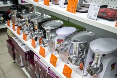 Çelyabinsk bölgesi, Rusya Federasyonu - Şubat 2019. Ev elektrik eşyaları Nord alışveriş. Mal ile rafları