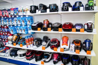 Çelyabinsk bölgesi, Rusya Federasyonu - Şubat 2019. Ev elektrik eşyaları Nord alışveriş. Mal ile rafları