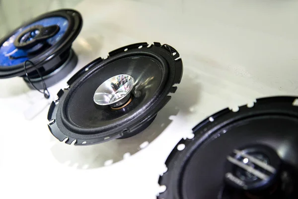 Araba Hoparlörler yuvarlak, siyah dükkanda