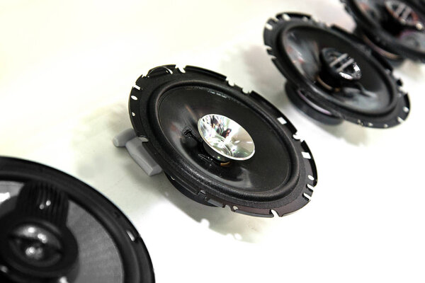 Громкоговорители круглые, черные в магазине
