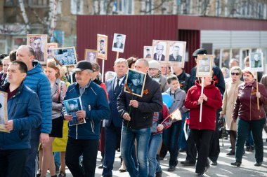 Çelyabinsk bölgesi, Rusya Federasyonu - 9 Mayıs 2018: Ölümsüz alayın eylem içinde küçük kasaba Verkhniy Ufaley Zafer Bayramı kutlamaları sırasında