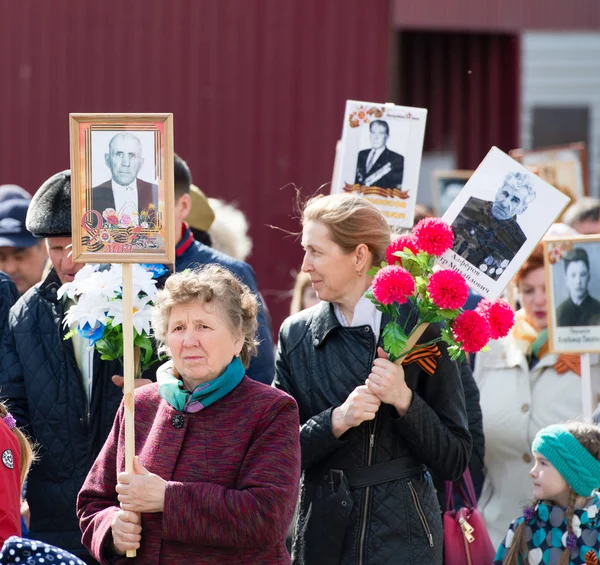 Çelyabinsk bölgesi, Rusya Federasyonu - 9 Mayıs 2018: Ölümsüz alayın eylem içinde küçük kasaba Verkhniy Ufaley Zafer Bayramı kutlamaları sırasında