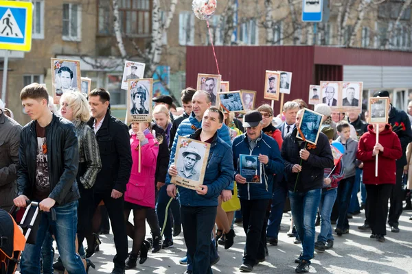 Çelyabinsk bölgesi, Rusya Federasyonu - 9 Mayıs 2018: Ölümsüz alayın eylem içinde küçük kasaba Verkhniy Ufaley Zafer Bayramı kutlamaları sırasında