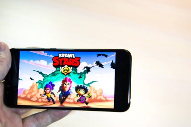 Los Angeles, Kaliforniya, ABD - 19 Şubat 2019: a smartphone ile kavga yıldız oyun holding eller.