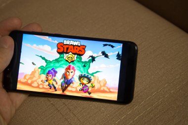 Los Angeles, Kaliforniya, ABD - 19 Şubat 2019: a smartphone ile kavga yıldız oyun holding eller.