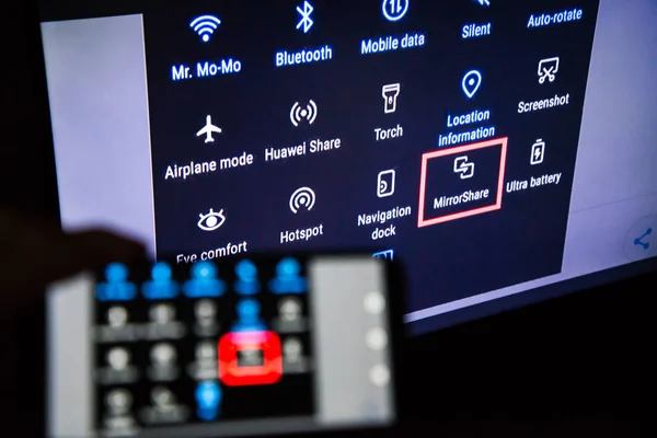 앤젤레스 캘리포니아 2019 스마트폰 화면에 Mirrorshare 프로그램을 미러링 화면입니다 케이이 — 스톡 사진