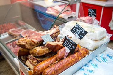 Bütün pastırma büyük yığını. Büyük pastırma füme. Tütsülenmiş sosis. Tuzlanmış domuz yağı. Rusça Yazıt: Füme pastırma, Krakow sosis