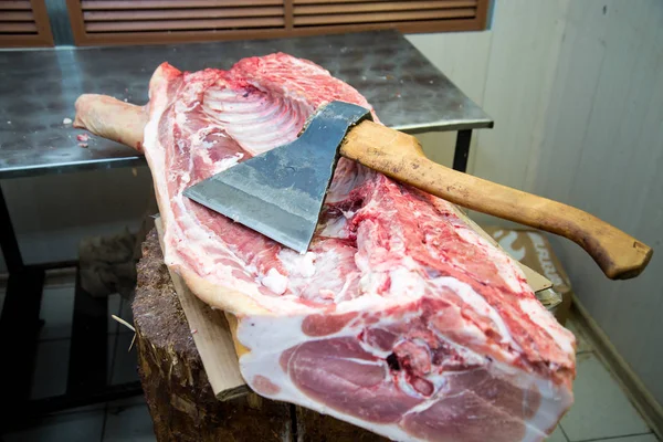 Hacha grande para picar carne, canal de carne. De cerca. Gran pedazo de carne. Profesión de carnicero — Foto de Stock