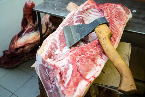 Hacha grande para picar carne, canal de carne. De cerca. Gran pedazo de carne. Profesión de carnicero — Foto de Stock