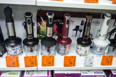 Çelyabinsk bölgesi, Rusya Federasyonu - Şubat 2019. Ev elektrik eşyaları Nord alışveriş. Mal ile rafları.