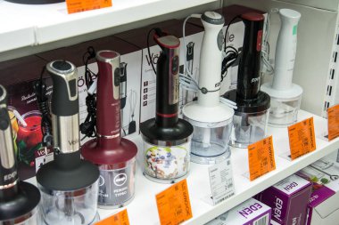 Çelyabinsk bölgesi, Rusya Federasyonu - Şubat 2019. Ev elektrik eşyaları Nord alışveriş. Mal ile rafları.