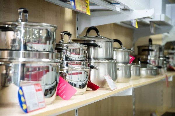 Bir paslanmaz çelik mutfak eşyaları mağaza raf kümesi yakın çekim