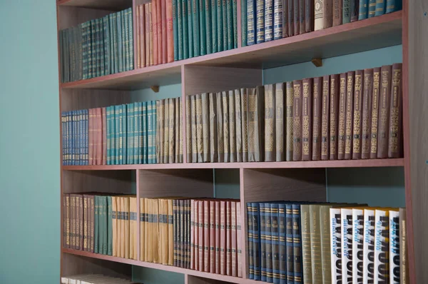 Chelyabinsk region, Rússia Março 2019. Prateleira com livros na biblioteca da escola. Biblioteca estantes . — Fotografia de Stock