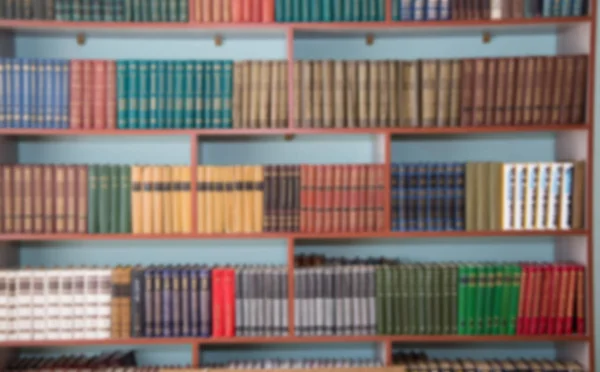 Suddig bild av bokhyllor i ett offentligt bibliotek. Skolans bibliotek. Utbildning-konceptet — Stockfoto