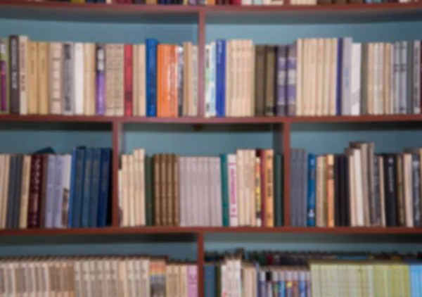 Suddig bild av bokhyllor i ett offentligt bibliotek. Skolans bibliotek. Utbildning-konceptet — Stockfoto