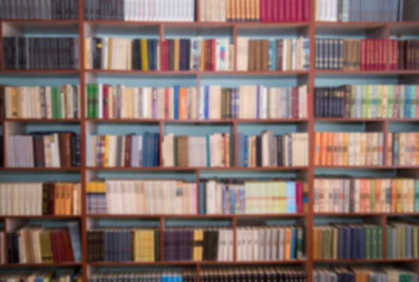 Raflardan bir halk kütüphanesi olarak bulanık görüntü. Okul Kütüphanesi. Eğitim kavramı