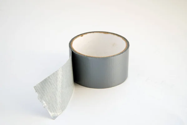 Vista de cerca de cinta adhesiva gris aislada sobre fondo blanco — Foto de Stock