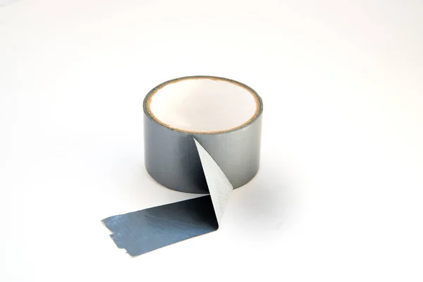 Vista close-up de fita adesiva cinza isolada no fundo branco — Fotografia de Stock