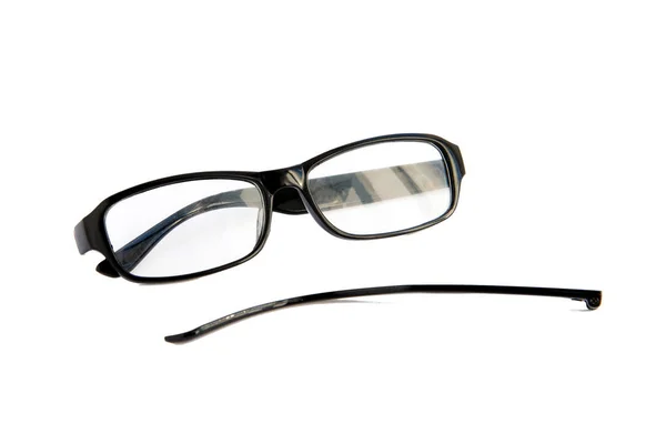 Złamane okulary, izolowana na białym tle. Czarny celuloid ramki. Smiley smutek — Zdjęcie stockowe