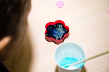 Ev yapımı Sabun lye çözüm yağın içine karıştırma, süreci. Kendi ellerinle bir hediye verme.