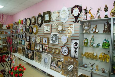 Çelyabinsk bölgesi, Rusya Federasyonu - Mart 2019: Ulusal teketim ürünleri satan yerel Hediyelik eşya dükkanı. Duvar saati.