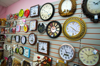 Çelyabinsk bölgesi, Rusya Federasyonu - Mart 2019: Ulusal teketim ürünleri satan yerel Hediyelik eşya dükkanı. Duvar saati.