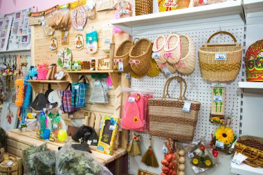 Çelyabinsk bölgesi, Rusya Federasyonu - Mart 2019: Ulusal teketim ürünleri satan yerel Hediyelik eşya dükkanı. Hasır sepetleri ve diğer Hediyelik eşyalar