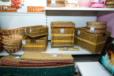 Çelyabinsk bölgesi, Rusya Federasyonu - Mart 2019: Ulusal teketim ürünleri satan yerel Hediyelik eşya dükkanı. Hasır sepetleri ve diğer Hediyelik eşyalar