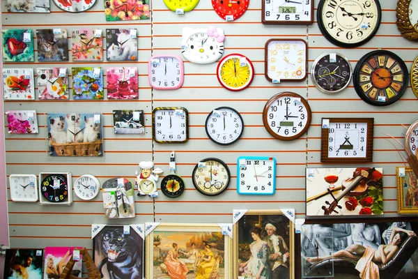 Región de Chelyabinsk, Rusia - Marzo 2019: Tienda local de souvenirs que vende varios productos. Reloj de pared . — Foto de Stock
