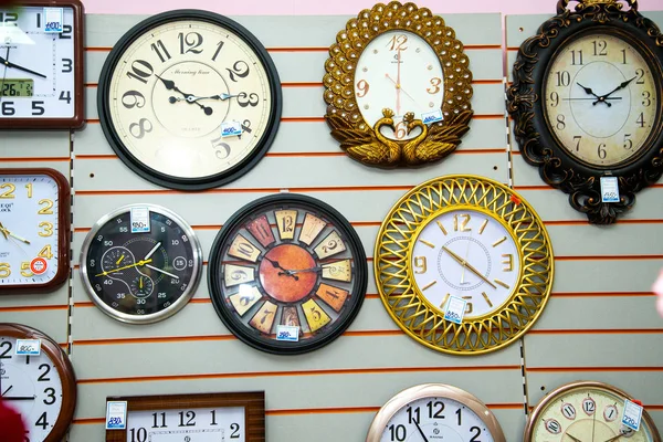 Chelyabinsk Region, Rússia - março de 2019: Loja de souvenirs local que vende vários produtos. Relógio de parede . — Fotografia de Stock