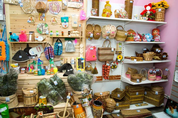 Región de Chelyabinsk, Rusia - Marzo 2019: Tienda local de souvenirs que vende varios productos. Cestas de mimbre y otros recuerdos — Foto de Stock