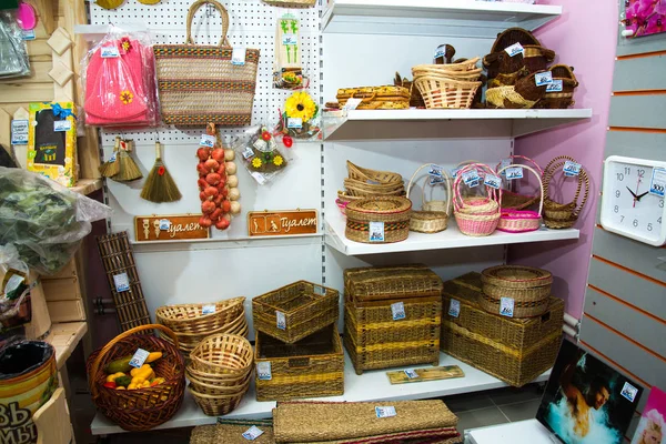 Región de Chelyabinsk, Rusia - Marzo 2019: Tienda local de souvenirs que vende varios productos. Cestas de mimbre y otros recuerdos — Foto de Stock