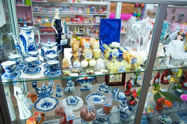 Chelyabinsk-régió, Oroszország - 2019 március: Helyi ajándékbolt különböző áruk értékesítése. Kerámia, fajansz — Stock Fotó