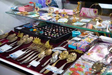 Çelyabinsk bölgesi, Rusya Federasyonu - Mart 2019: Ulusal teketim ürünleri satan yerel Hediyelik eşya dükkanı.