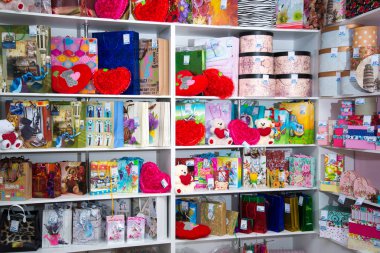 Çelyabinsk bölgesi, Rusya Federasyonu - Mart 2019: Ulusal teketim ürünleri satan yerel Hediyelik eşya dükkanı. Eşya kutuları