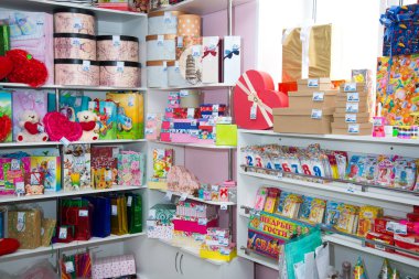 Çelyabinsk bölgesi, Rusya Federasyonu - Mart 2019: Ulusal teketim ürünleri satan yerel Hediyelik eşya dükkanı. Eşya kutuları