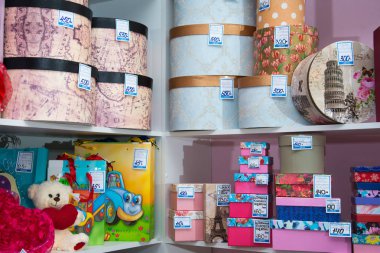 Çelyabinsk bölgesi, Rusya Federasyonu - Mart 2019: Ulusal teketim ürünleri satan yerel Hediyelik eşya dükkanı. Eşya kutuları