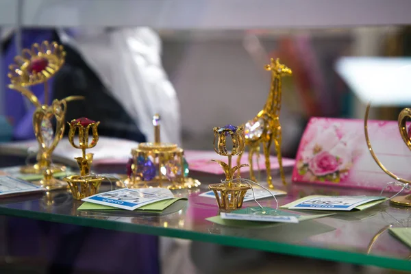 Çelyabinsk bölgesi, Rusya Federasyonu - Mart 2019: Ulusal teketim ürünleri satan yerel Hediyelik eşya dükkanı.