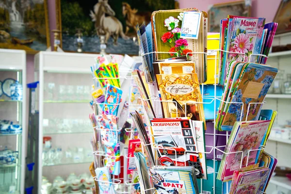 Región de Chelyabinsk, Rusia - Marzo 2019: Tienda local de souvenirs que vende varios productos. Tarjetas de felicitación — Foto de Stock