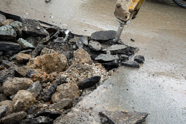 Reparación de comunicaciones situadas bajo la calzada. Reparación de carreteras coche rompe asfalto . — Foto de Stock
