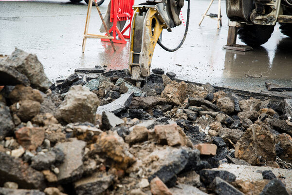 Ремонт коммуникаций, расположенных под проезжей частью. Асфальт для ремонта автомобилей
.