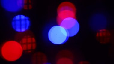 renkli bokeh ışık efektleri, çok renkli ışıklar, hızlı defocused ve solma yavaş. Noel, renkli bokeh ve Noel ışıkları... Noel ve yılbaşı dekorasyon. Soyut bokeh tatil arka plan. Yanıp sönen garland. Pırıltı Noel ışıkları.