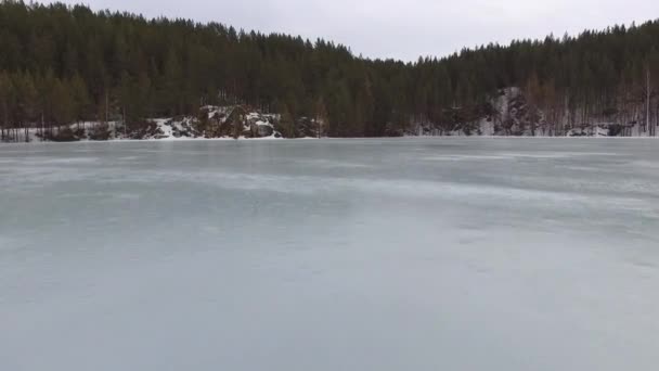 Przesuwne Lodzie Zamarzniętego Jeziora Ruch Brzeg Zalesiony Pochmurny Pogoda — Wideo stockowe