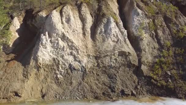 Vue aérienne verticale de falaise d'argile brouillée par les pluies, prise de vue de grue à came 