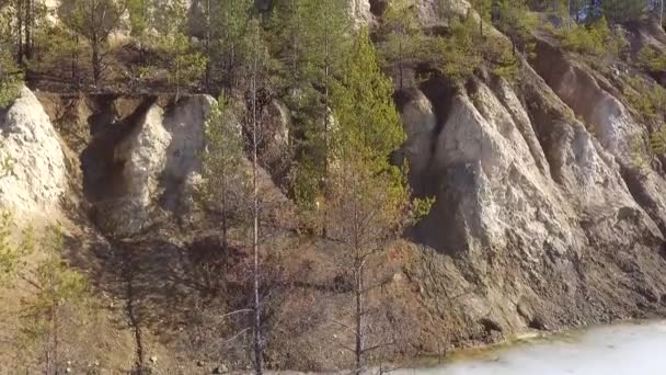 雨でぼやけた粘土の崖の垂直空中ショット、カムクレーンショット — ストック動画