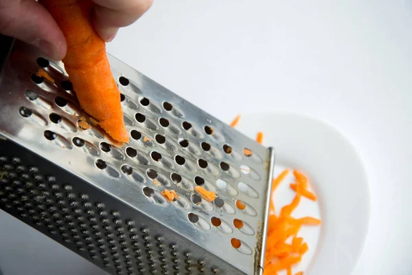 Memanggang wortel segar, memasak menggosok wortel di parutan . — Stok Foto